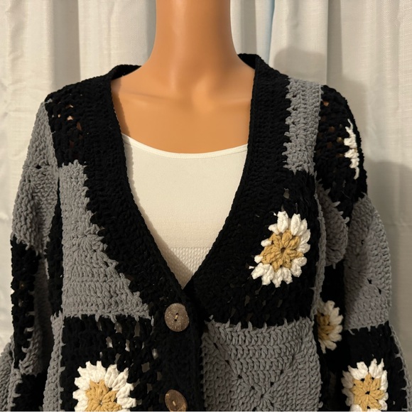 Beautiful POL size S black gray crochet daisy cardigan sweater NWOT - Picture 4 of 6